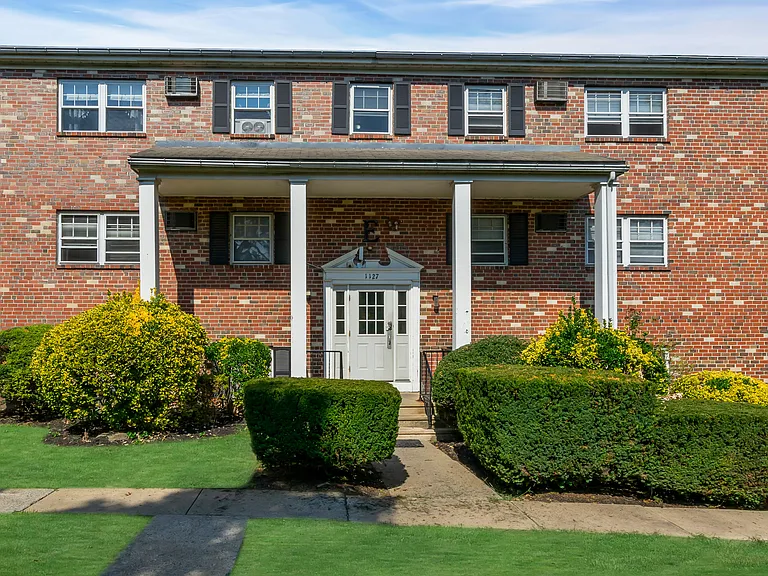 Lancaster Court Apartments — Photo 43