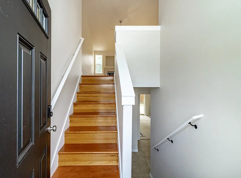 4 bed, 2.5 bath, 2266 sqft, $3,200 — Photo 3