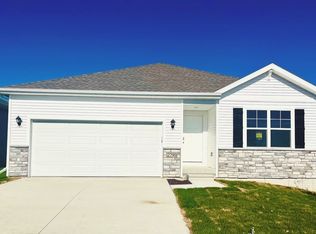 2790 Anne Dr, Hiawatha, IA 52233