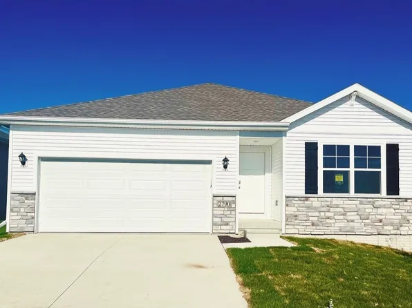 2790 Anne Dr, Hiawatha, IA 52233