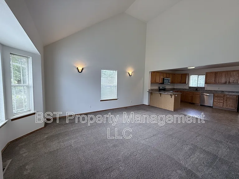 991 Mill St — Photo 2