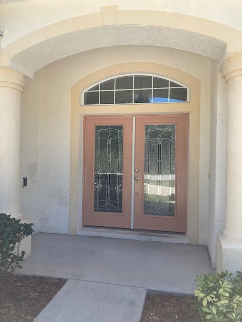 Luxurious 4-Bedroom / 3-Bathroom Home with 2-Car Garage & Circular Driveway — Photo 3
