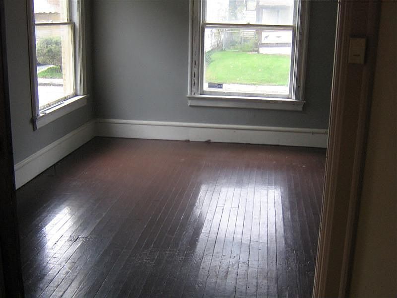 2nd image of 10 Temple St