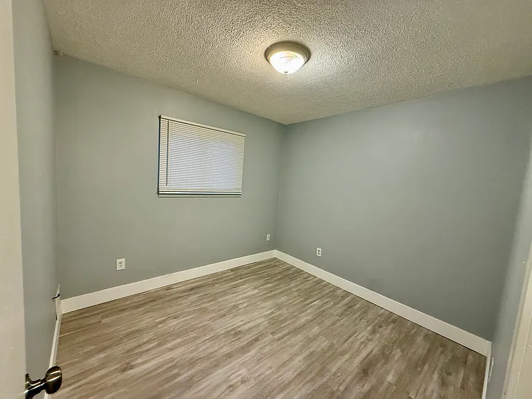 21156 Woodward St — Photo 16