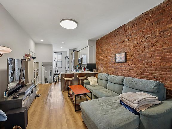 5th image of 185 Montgomery St APT 1