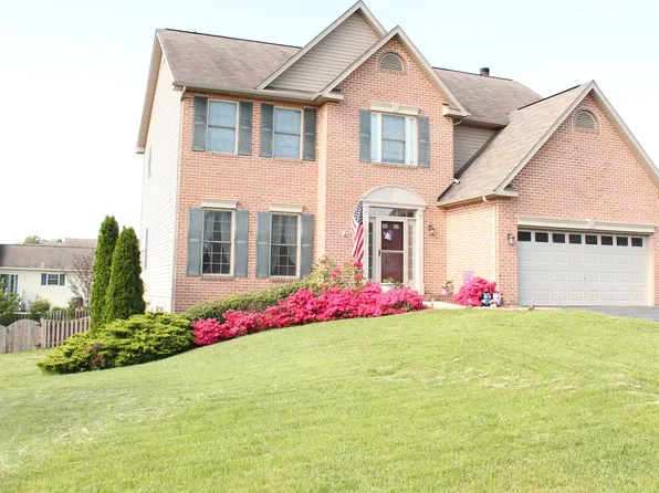 119 Clemson Ln, Falling Waters, WV 25419