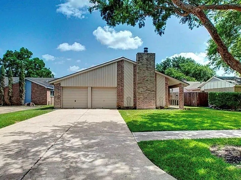3023 Sam Houston Dr — Photo 1