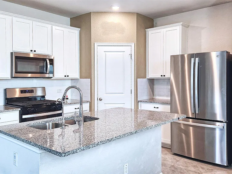 241 Serpens St — Photo 3