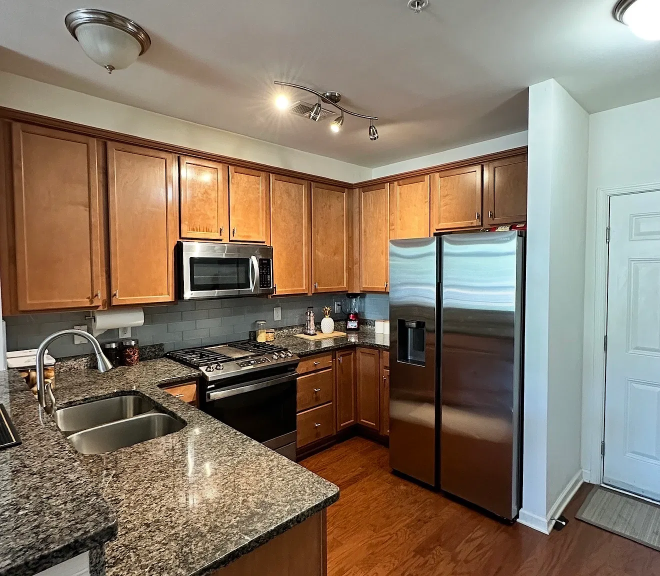 3 bed, 2.5 bath, 1517 sqft, $2,700 — Photo 2