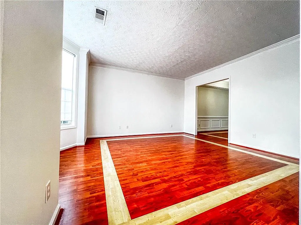 4 bed, 2.5 bath, 2294 sqft, $2,450 — Photo 4
