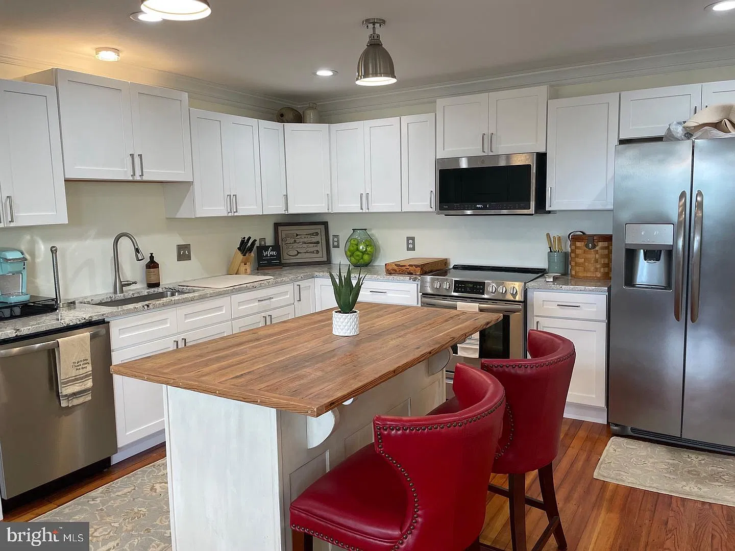 3 bed, 1.5 bath, 1472 sqft, $2,400 — Photo 3