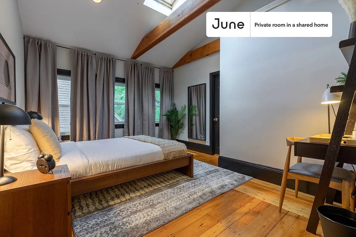 Queen bedroom in 5 bed/2 bath home in Allston #234 D — Photo 1