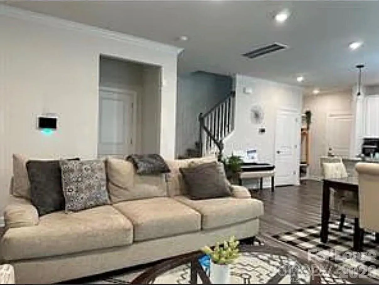 3 bed, 2.5 bath, $2,500 — Photo 3