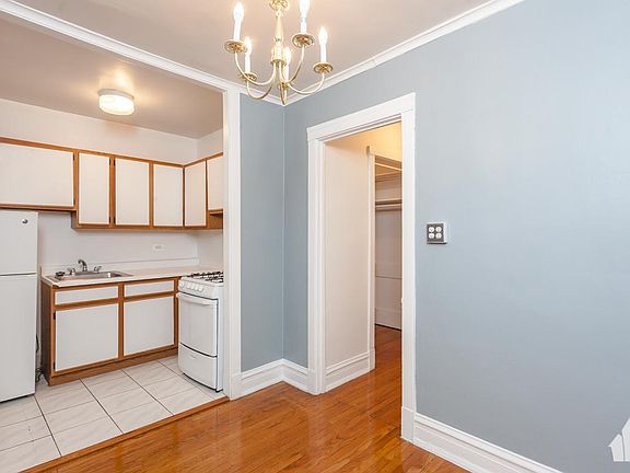 4th image of 2619 W Gunnison St #17-H1