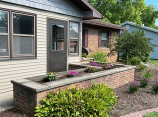 808 S Walnut St, Mahomet, IL 61853