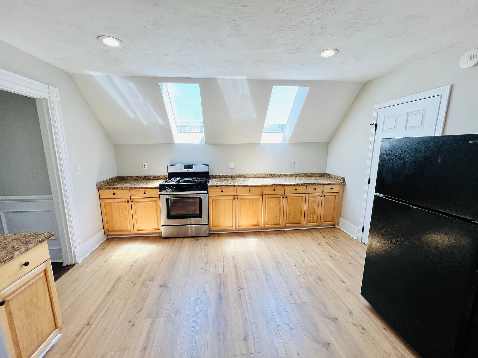 3 bed, 1.0 bath, 9999 sqft, $3,150 — Photo 4