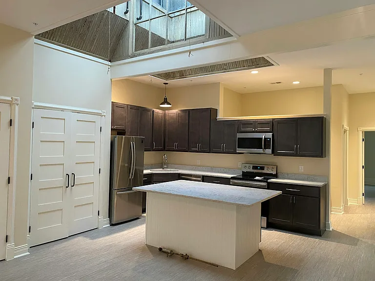 Kitchen w/ pantry