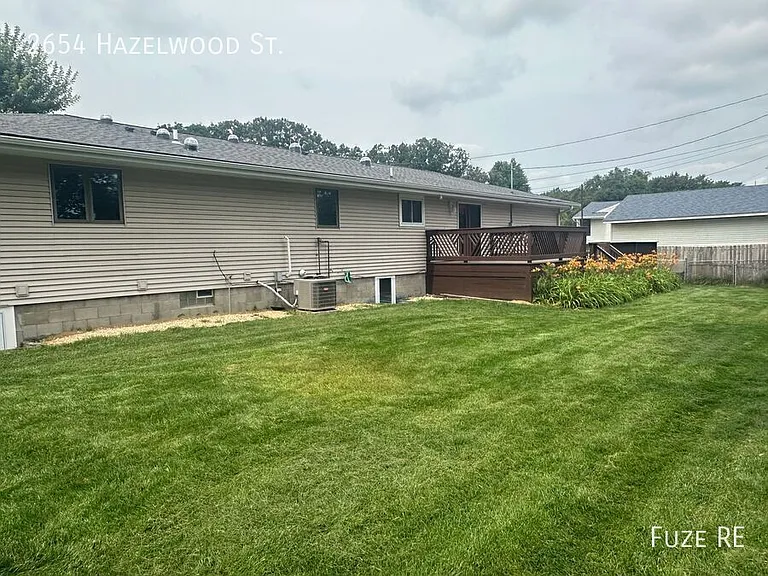 2654 Hazelwood St N — Photo 4