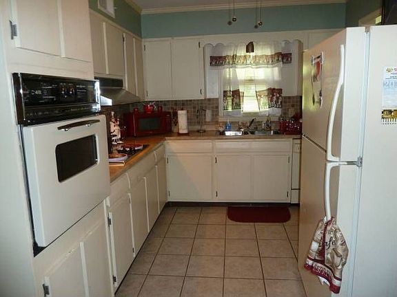 Kitchen w/Tile Floor