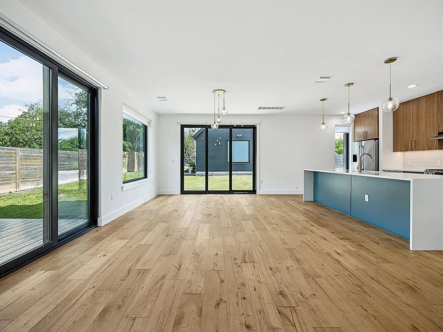 Modern 3BR + Loft in East Austin near ABP / Springdale — Photo 3