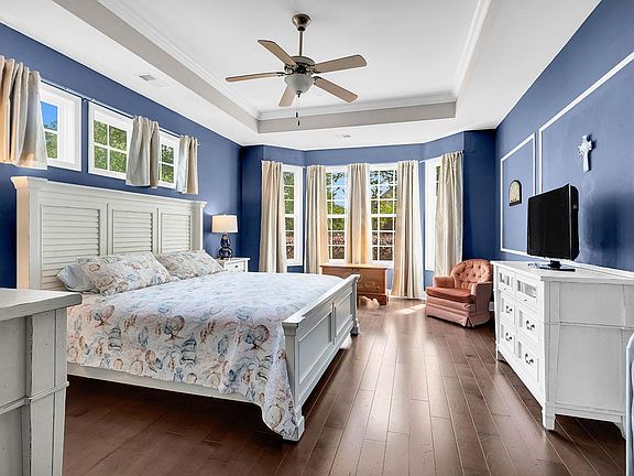 4th image of 301 Babylon Pine Dr.