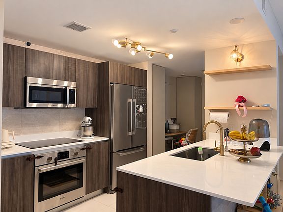 4th image of 488 NE 18th St Unit 2009