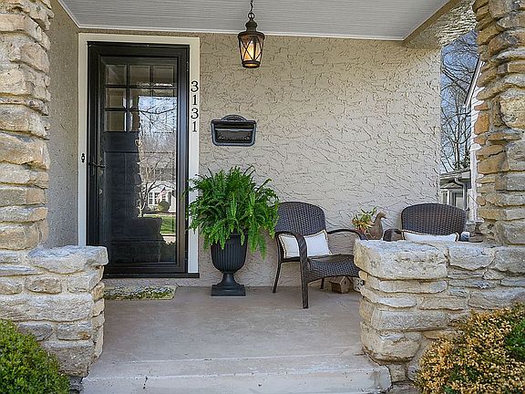 2nd image of 3131 Lookout Cir