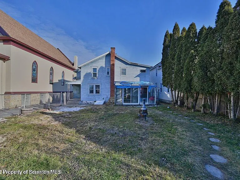 418 E Market St — Photo 3