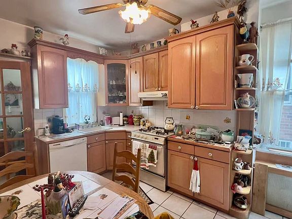 4th image of 3426 192nd St