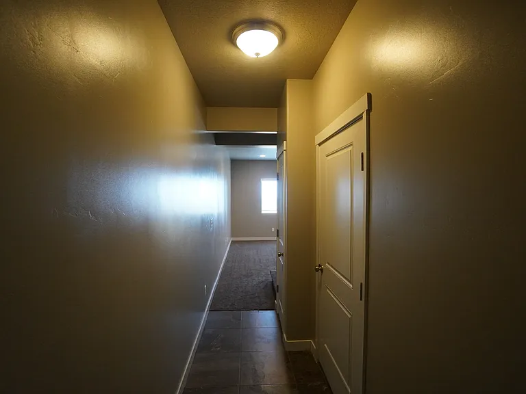 1095 W 2875 N — Photo 3