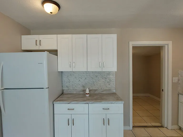 722 W Cleveland Ln — Photo 7