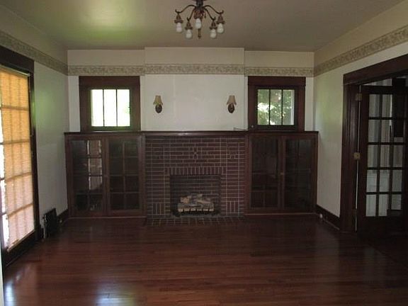 2nd image of 415 Center Ave
