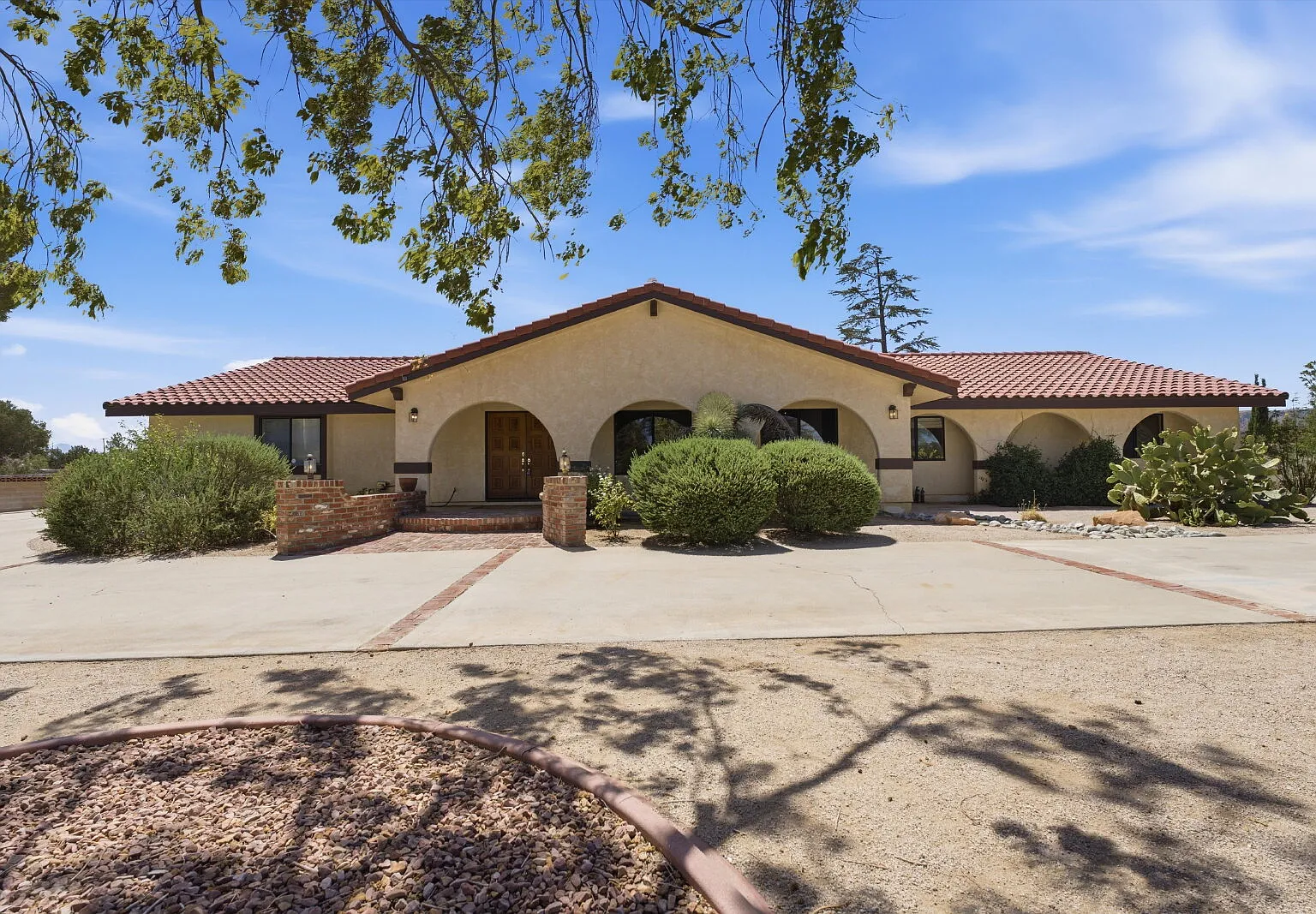 3 bed, 2.0 bath, 2490 sqft, $3,600 — Photo 2