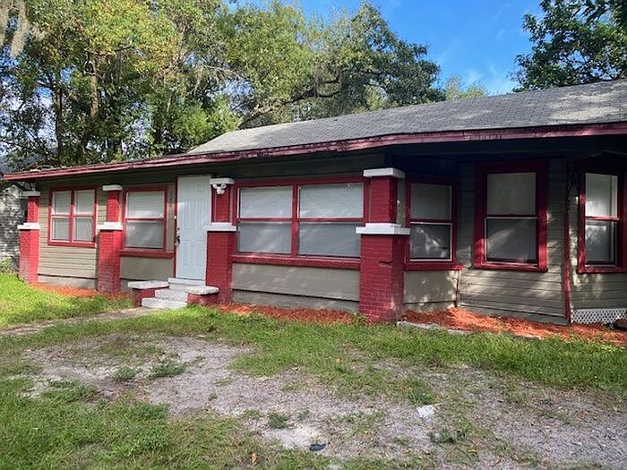 1st image of 304 E Chelsea St