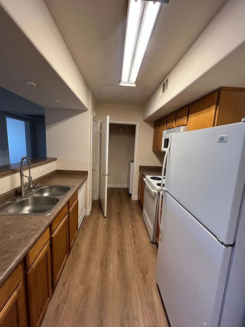 Beautiful Upgraded Condo in the Tuscany Gated Community. — Photo 3
