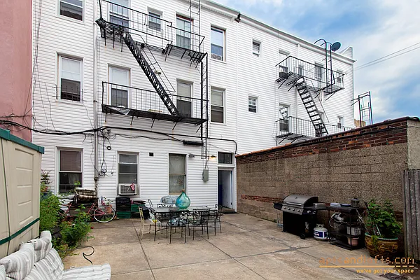 Sold by aptsandlofts.com | media 2