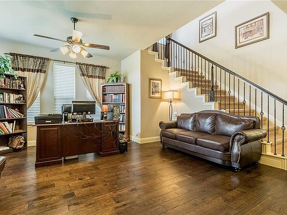 4th image of 902 Chatsworth Dr