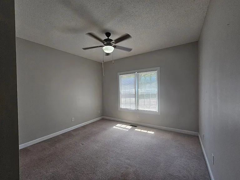 140 Patricia Ct — Photo 16