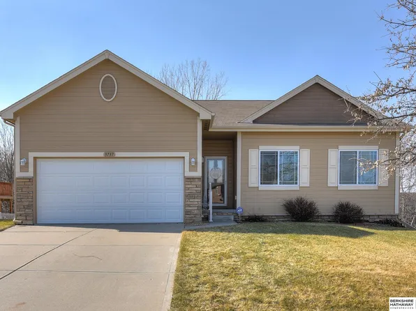 9737 Valley View Dr, La Vista, NE 68128