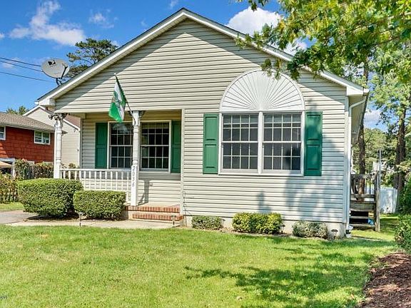 2nd image of 2036 Crestwood Dr