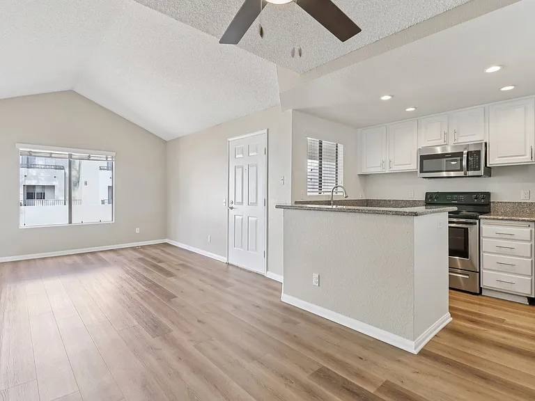 Mirada at La Jolla Colony Apartments — Photo 7