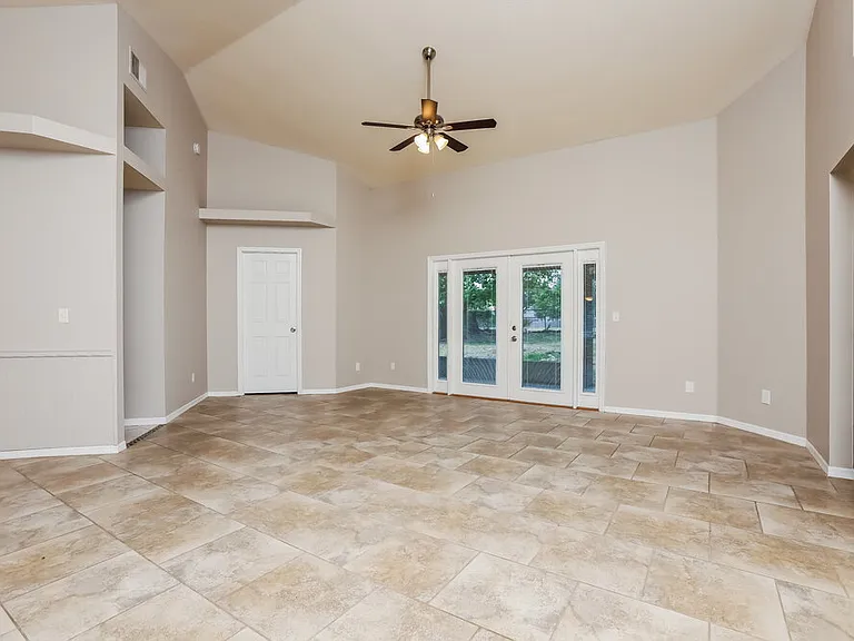 2523 Dovetail Dr — Photo 3