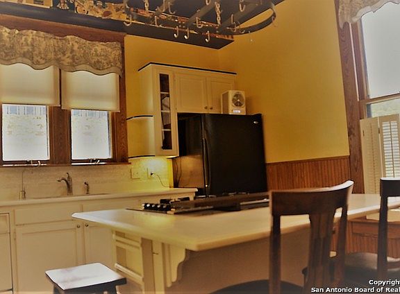 4th image of 520 N Milam St