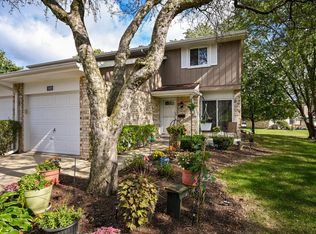1082 Sunderland Ct, Wheaton, IL 60189