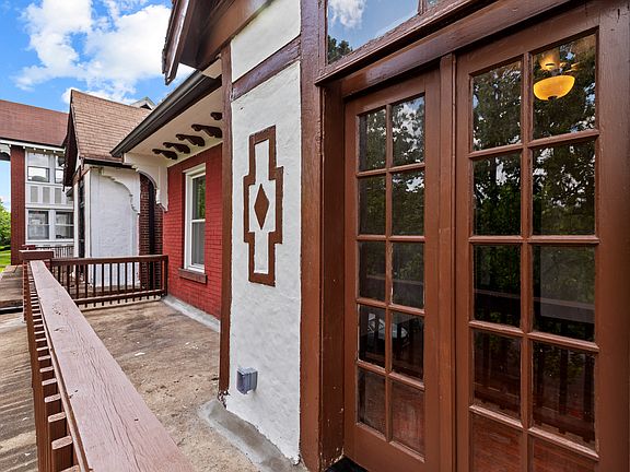 Sweet porch on front!