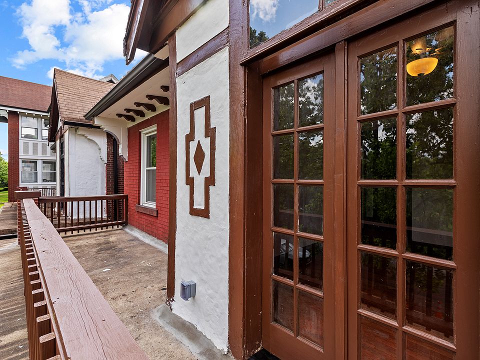 Sweet porch on front!
