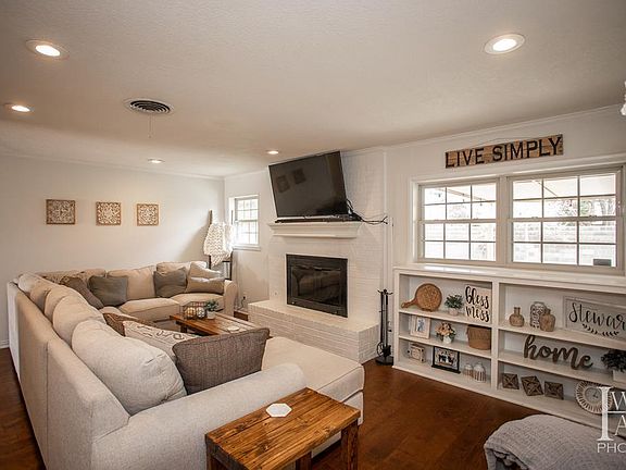 2nd image of 1615 Cimmaron Dr