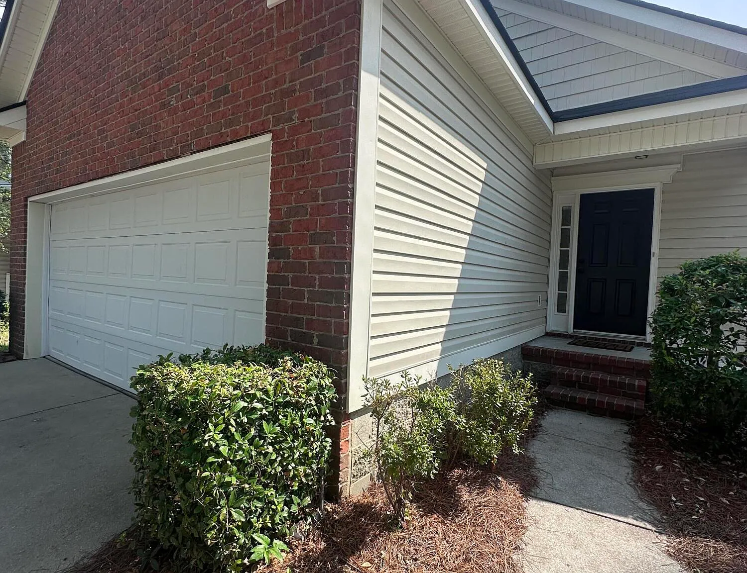 3 bed, 2.0 bath, 1351 sqft, $2,200 — Photo 2