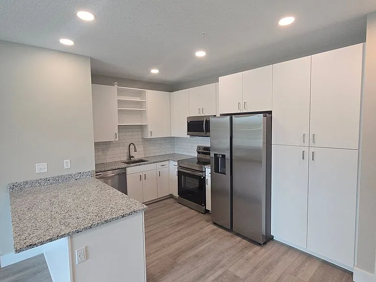 701 Bates Ave SW — Photo 2