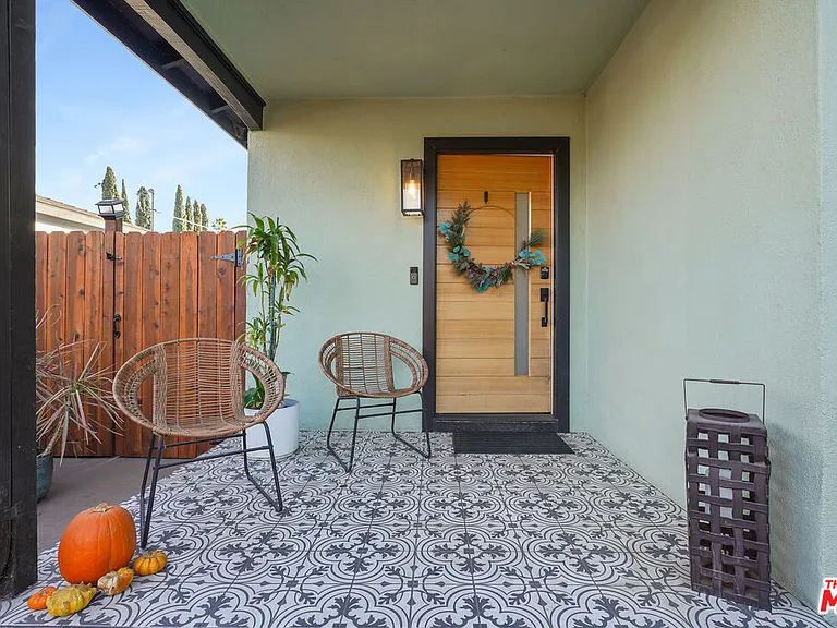 14828 Saticoy St — Photo 4